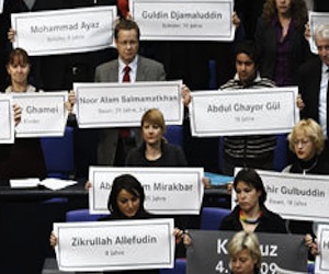 Linke-Abgeordnete erinnerten am 26. Februar 2010 an die in Kundus getöteten Afghanen – Bundestagspräsident Lammert (CDU) warf sie daraufhin raus. Foto: AP